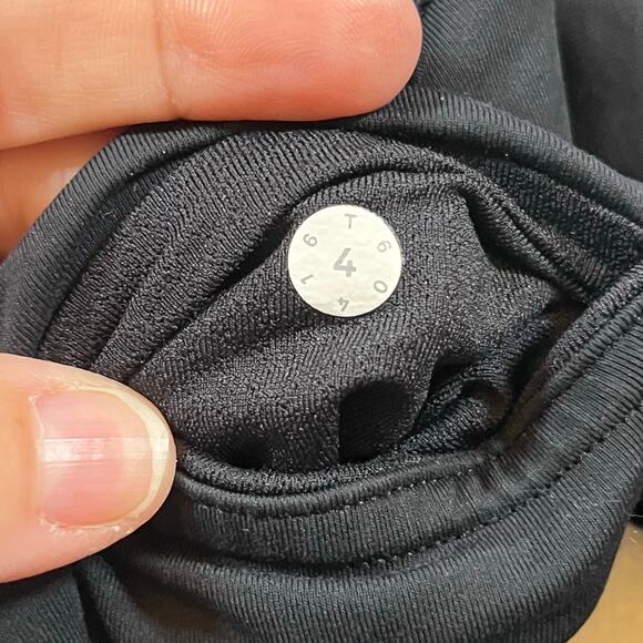 Lululemon T60416 Hit It 21” Crop Black Leggings with Mesh Panels - size 4 - Picture 4 of 6